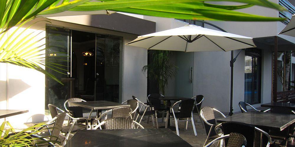 West Palm Inn Flic en Flac Exterior photo