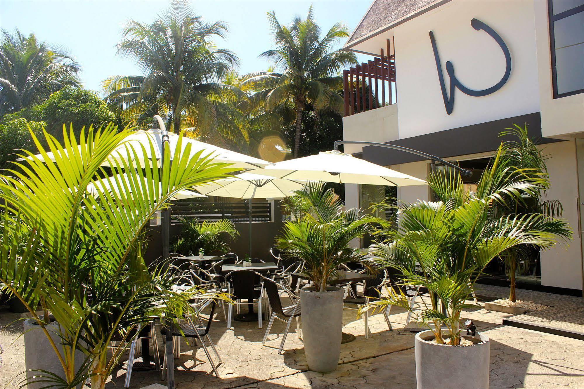 West Palm Inn Flic en Flac Exterior photo