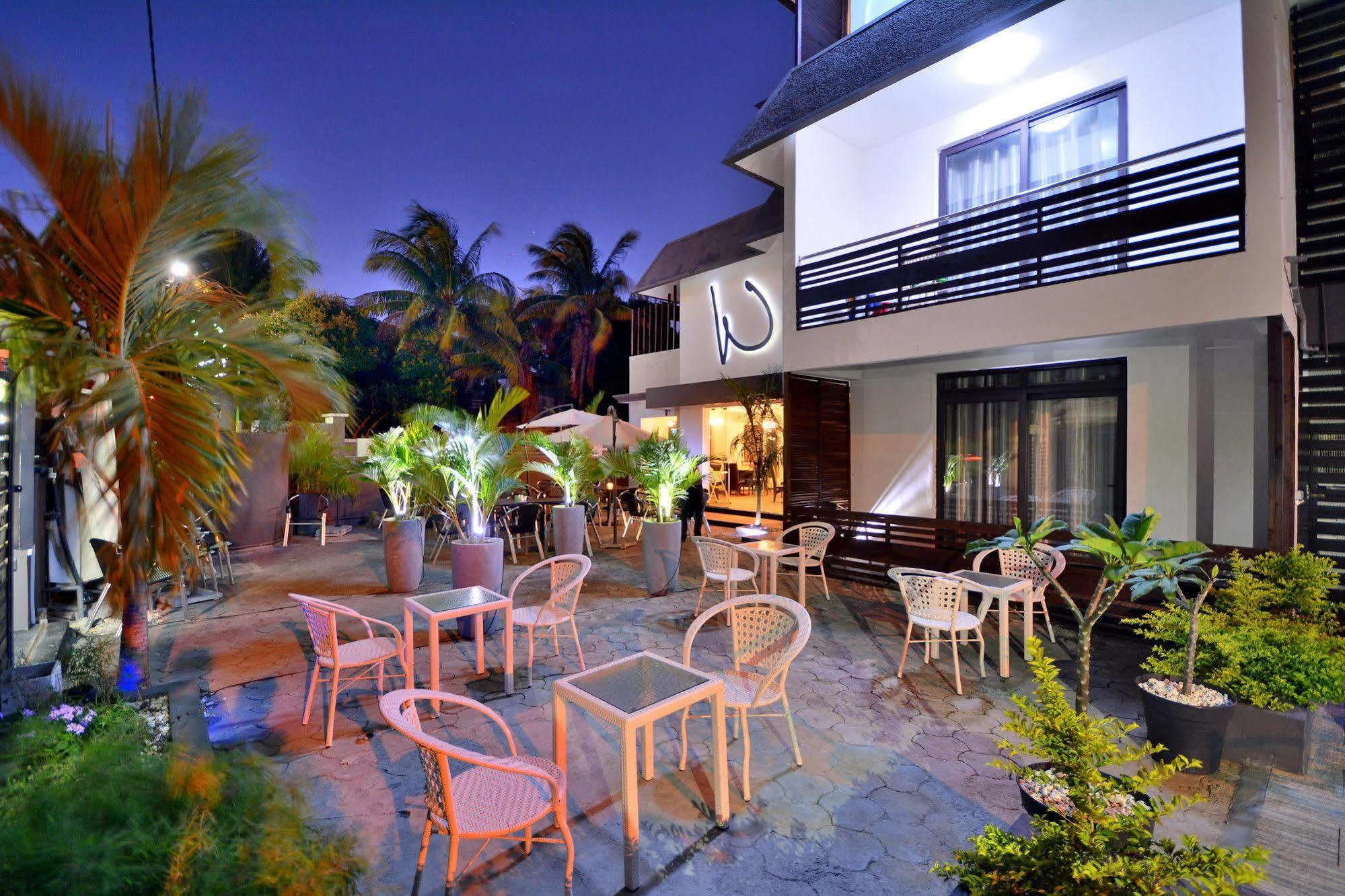 West Palm Inn Flic en Flac Exterior photo