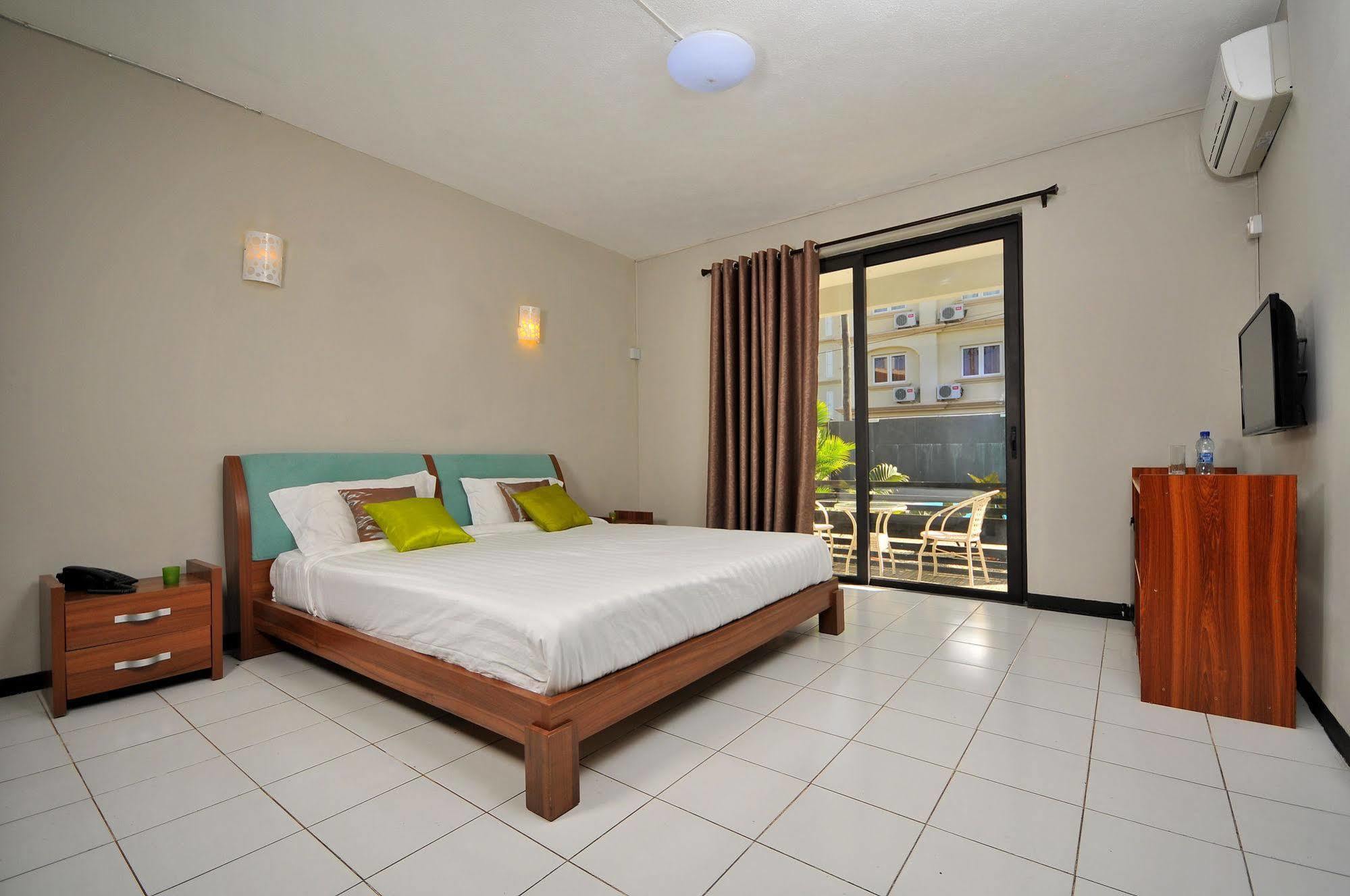 West Palm Inn Flic en Flac Exterior photo